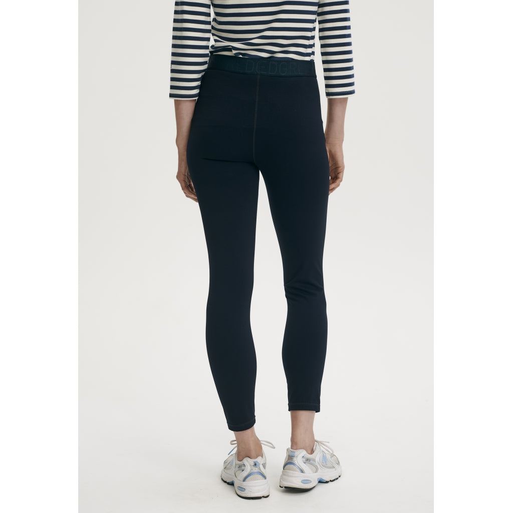 Help me decide! I wanted a thicker pair of navy leggings. Here are  instills, navy size 0. Compared with the rainiers in seaweed green size xxs.  Wondering if the rainiers look better